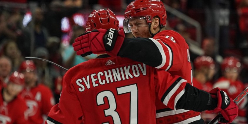 Шайбу Андрея Свечникова, которую он забил из-за ворот, признали лучшим моментом дня в НХЛ